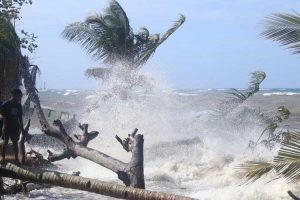 prakiraan-cuaca-indonesia-gelombang-tinggi-dan-angin-kencang-di-pantai-selatan-jawa