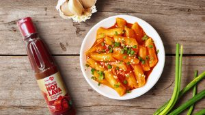 tteokbokki-jajanan-pedas-manis-yang-populer-di-jalanan-korea