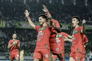 liga-1-persebaya-pertahankan-puncak-klasemen-meski-imbang-bali-united-susul-ke-3-besar