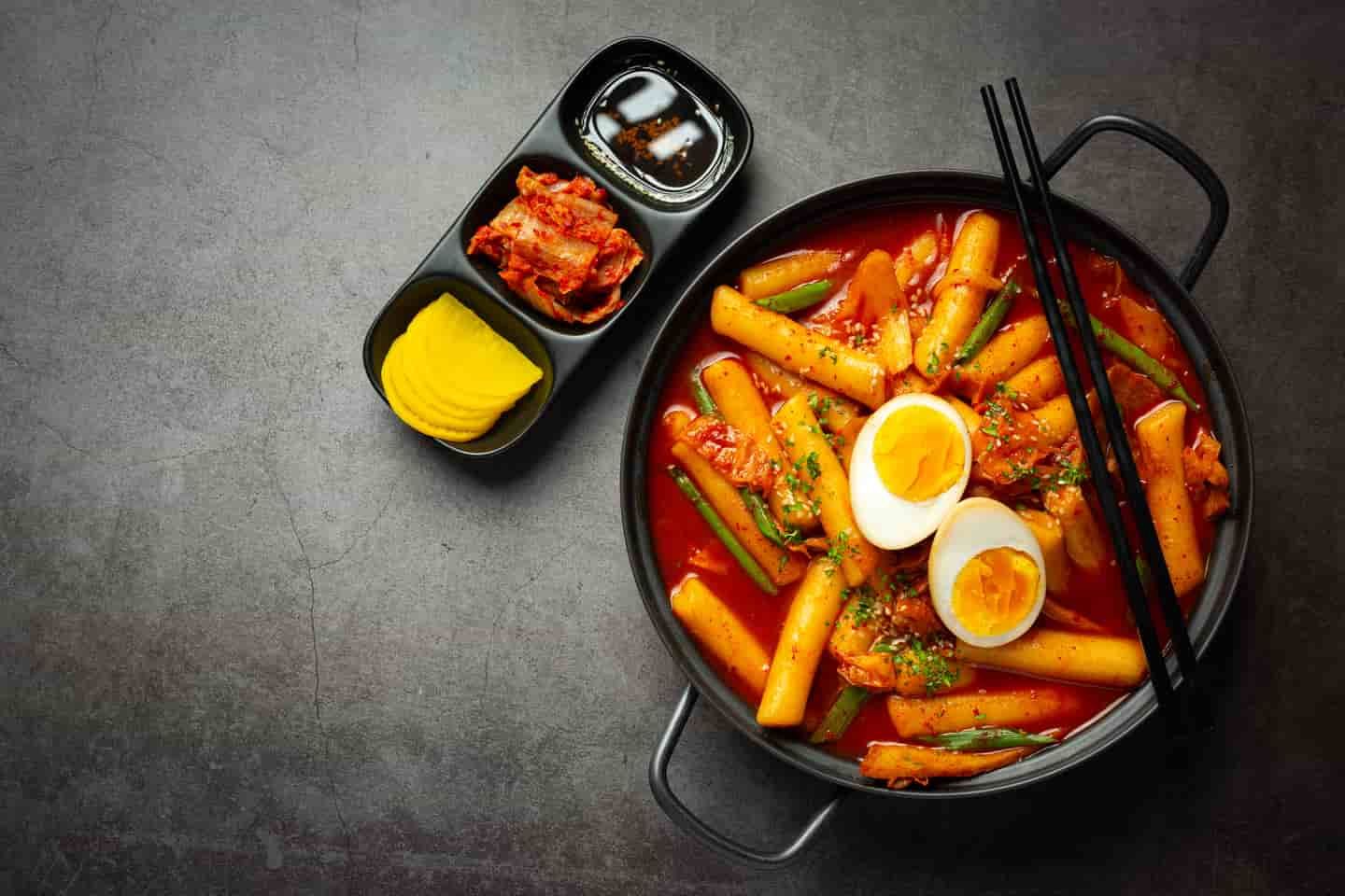 tteokbokki-jajanan-pedas-manis-yang-populer-di-jalanan-korea