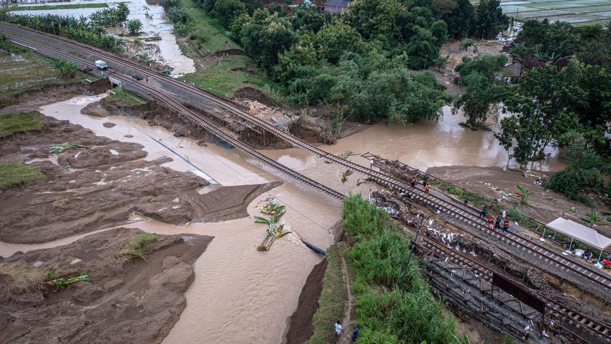 kerusakan-parah-enam-jembatan-di-batang-ambruk-diterjang-banjir