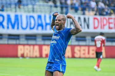 david-da-silva-bawa-persib-imbangi-persija-dengan-gol-spectacular
