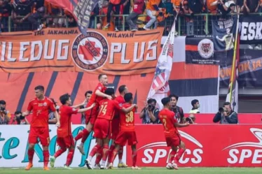 persija-vs-psbs-duel-sengit-di-sugbk-patrick-kluivert-saksikan-imbang-1-1