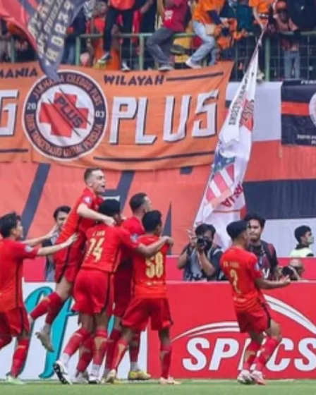 persija-vs-psbs-duel-sengit-di-sugbk-patrick-kluivert-saksikan-imbang-1-1