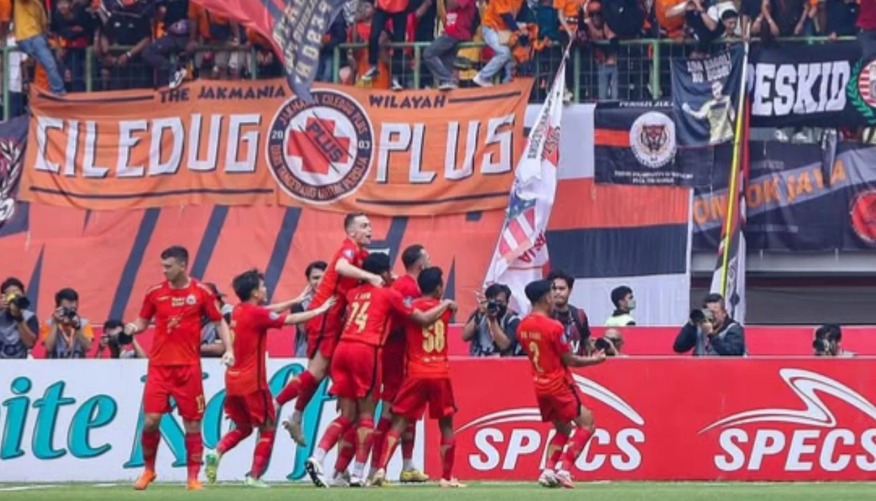persija-vs-psbs-duel-sengit-di-sugbk-patrick-kluivert-saksikan-imbang-1-1