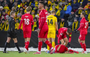 alex-pastoor-kritik-pertahanan-fc-twente-usai-mees-hilgers-cetak-gol-bunuh-diri