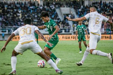 arema-fc-menang-dramatis-5-3-atas-pss-sleman-di-liga-1-setelah-pertandingan-tertunda-85-menit