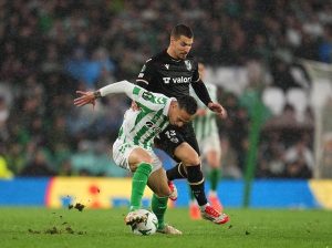 dua-assist-antony-warnai-laga-imbang-dramatis-real-betis-vs-vitoria-de-guimaraes
