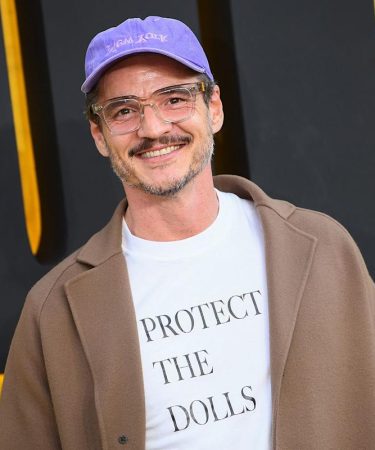 pedro-pascal-tunjukkan-dukungan-kuat-untuk-wanita-trans-lewat-pilihan-busana-di-karpet-merah