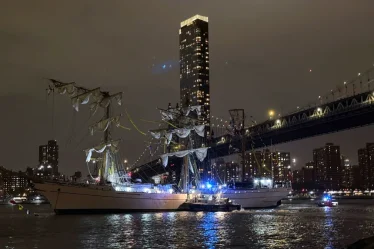 kecelakaan-kapal-latihan-angkatan-laut-meksiko-di-jembatan-brooklyn-20-orang-terluka